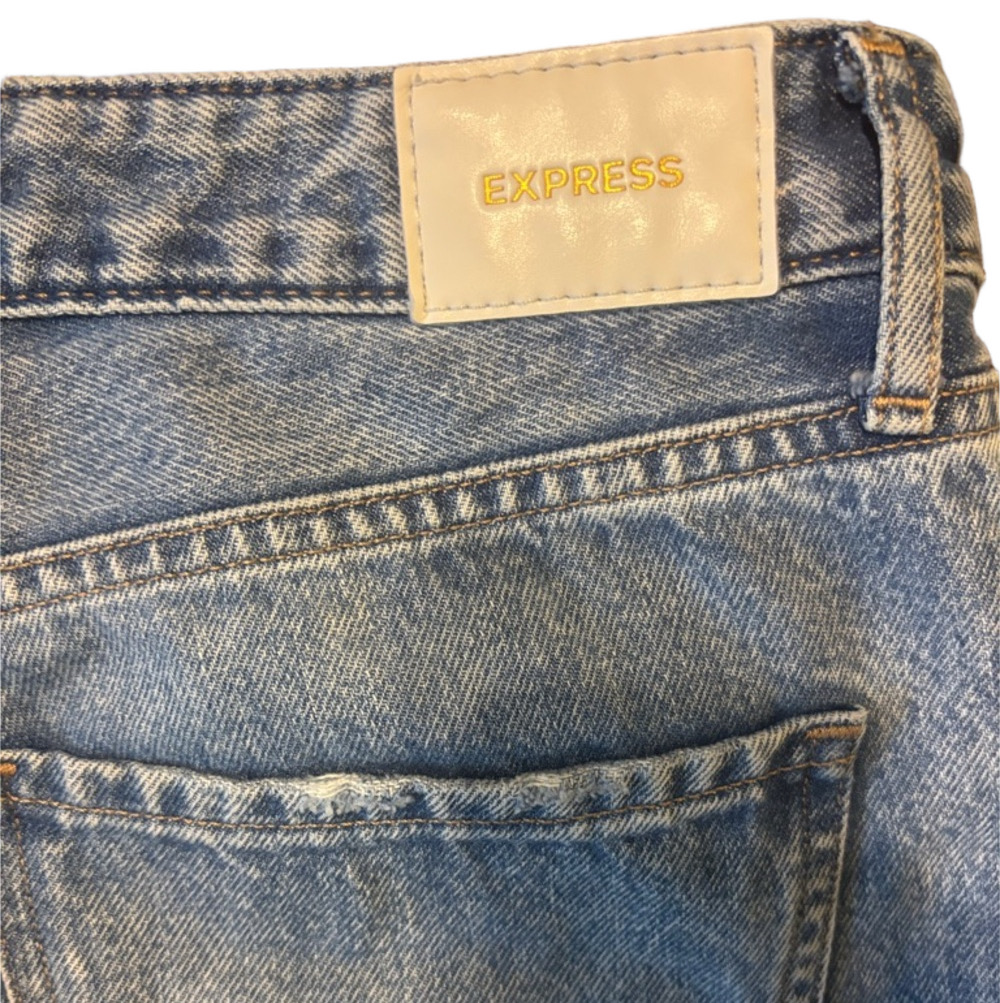 Express Boyfriend Jeans Mid Rise Light Wash Distressed Denim Women’s Size 8 - Picture 4 of 6